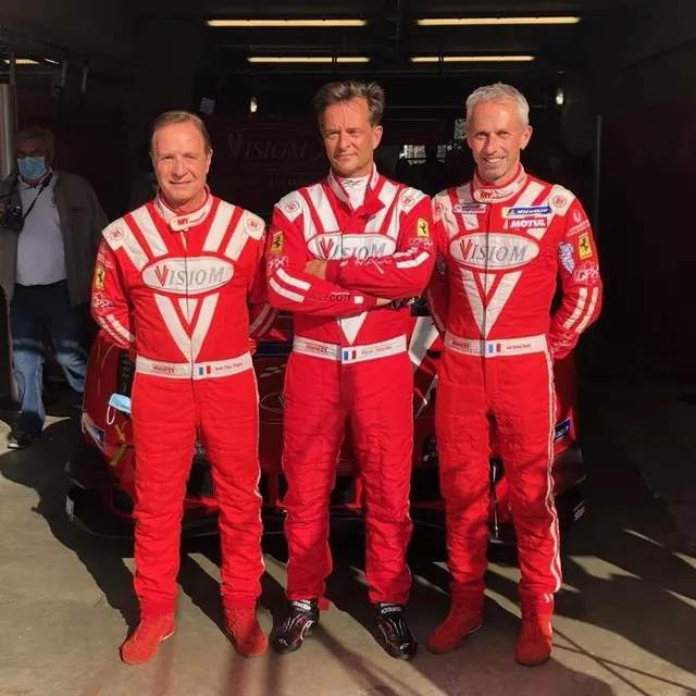 photo l’équipage du team visiom : jean-paul pagny – david hallyday – jean-bernard bouvet.  ©  le maine libre