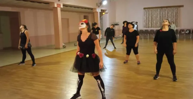 photo  les danseuses de zumba en plein cours pour les prochaines fêtes d’halloween. 