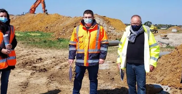 photo  le maire, dominique forest ( à droite), et jean-jacques dulong, l’adjoint à la voirie et aux espaces verts, avaient été conviés en avril 2021 par les représentants de l’aménageur, alter public, pour le lancement des travaux de viabilisation du lotissement de la zac du grand-clos.  &copy;  archives ouest-france 