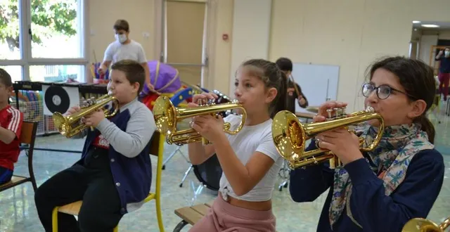 photo  depuis la rentrée de septembre 2021, les élèves de l’école saint-aquilin participent au dispositif orchestre à l’école.  &copy;  le maine libre 