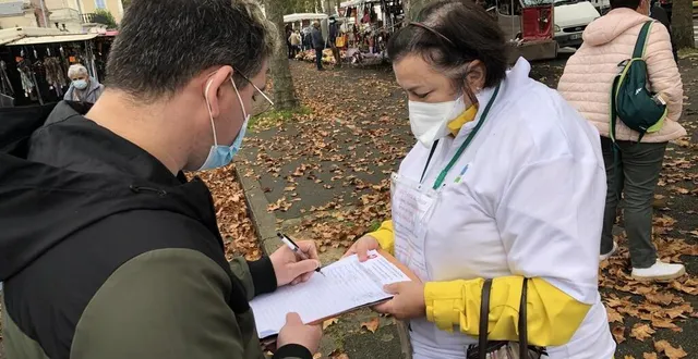 photo  katia, agent au pssl, a fait signer une pétition sur le marché de la flèche, pour alerter sur les risques de la loi rist.  &copy;  ouest-france 