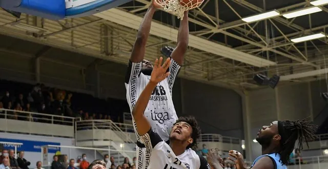 photo  malgré ce dunk de françois matip, l’union rennes basket n’a jamais pu inquiéter chartres en coupe de france.  &copy;  jocelyne régent 