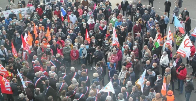 photo  de nombreux élus participaient à cette manifestation.  &copy;  le maine libre 