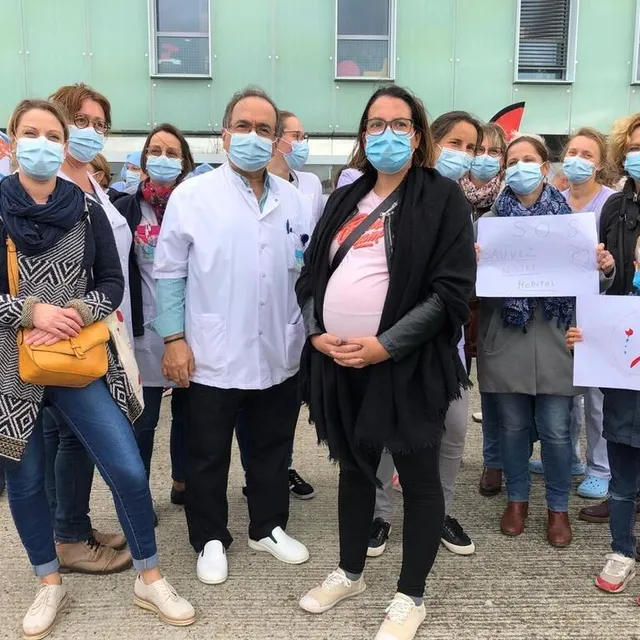 photo c’est une mobilisation de la « dernière chance » qui se déroule, ce jeudi 21 octobre 2021, devant l’hôpital du bailleul, en sarthe. près de 400 personnes y ont participé.  ©  ouest-france