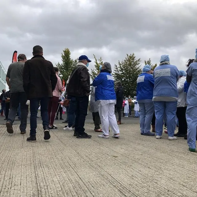 photo au plus fort du rassemblement, on comptait 400 personnes. la mobilisation de ce jeudi 21 octobre devant le pssl a pour but de sauvegarder l'établissement, menacé.  ©  ouest-france