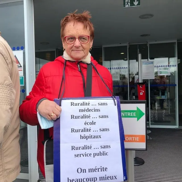 photo c’est une mobilisation de la « dernière chance » qui se déroule, ce jeudi 21 octobre 2021, devant l’hôpital du bailleul, en sarthe. près de 400 personnes y ont participé.  ©  ouest-france