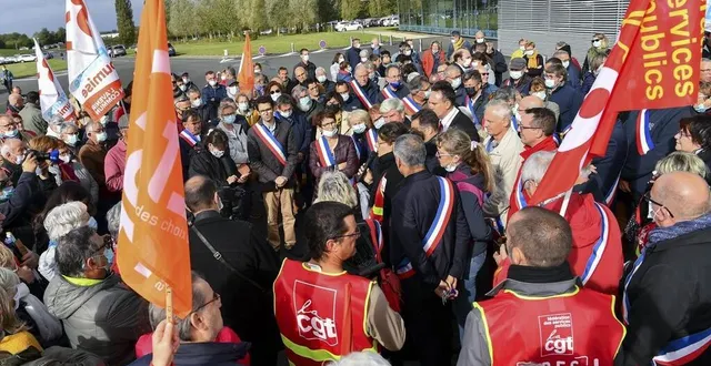 photo  un rassemblement était organisé ce jeudi 21 octobre devant l’hôpital du bailleul.  &copy;  le maine libre - yvon loue 