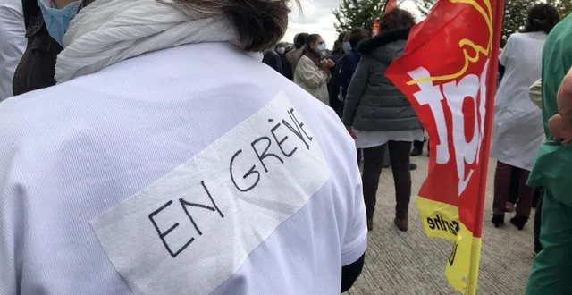 photo  environ 400 personnes se sont mobilisées devant l’hôpital du bailleul, ce jeudi 21 octobre 2021.  &copy;  ouest-france 