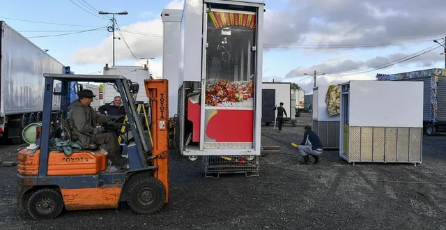 photo  les forains ont commencé l’installation des stands et manèges ce jeudi.  &copy;  le maine libre – yvon loué 