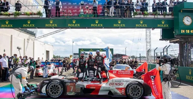 photo  la toyota n° 7 de kamui kobayashi, mike conway et josé maria lopez à l’arrivée de cette 89e édition des 24 heures du mans.  &copy;  daniel fouray / ouest-france 