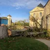 photo  mercredi 20 octobre vers 20 h 45 dans la cour de l’abbaye saint-pierre de solesmes, en sarthe, la tempête aurore a eu raison d’un marronnier centenaire. 