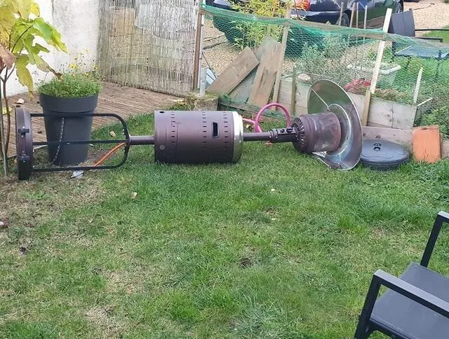 photo à mézeray, un habitant qui loge en plein centre bourg a vu son chauffage «faire un bond de trois mètres avant de s’écraser au sol ! et j’ai des tuiles en moins sur le toit, mais pas plus sur la terrasse... »  ©  christophe hautreux - facebook