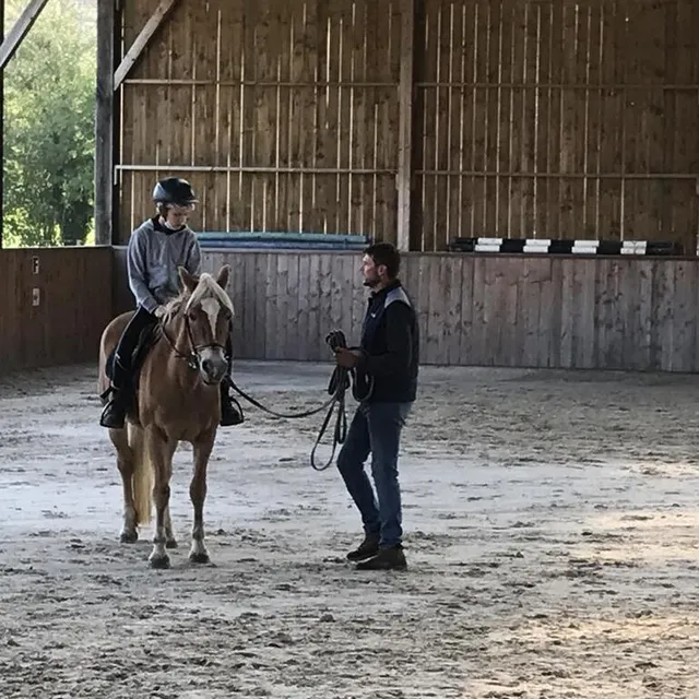 photo premiers trots avec mickaël l’instructeur des écuries de la chevallerie.  ©  ouest-france