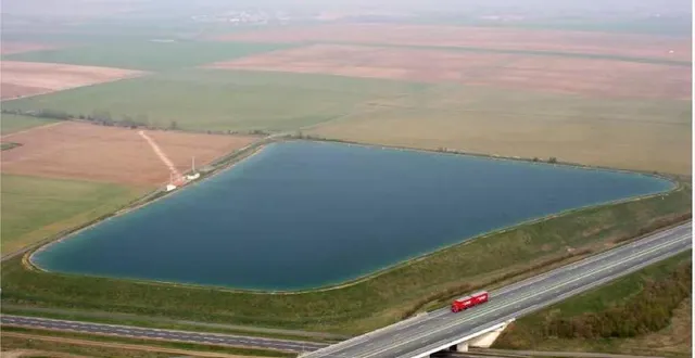 photo  les bassines ou retenues de substitution stockent de l’eau prélevée dans les nappes en hiver pour irriguer l’été sans puiser dans les rivières.  &copy;  archives 