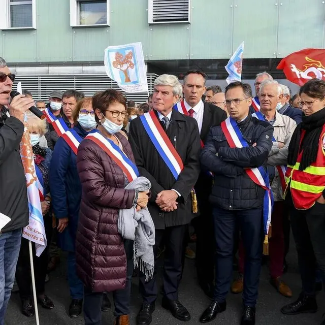 photo pascal grandet, de l’association audace 53, est venu exposer la situation de l’hôpital en mayenne : « même la maternité de laval est menacée de fermeture pendant cinq jours ».  ©  yvon loue