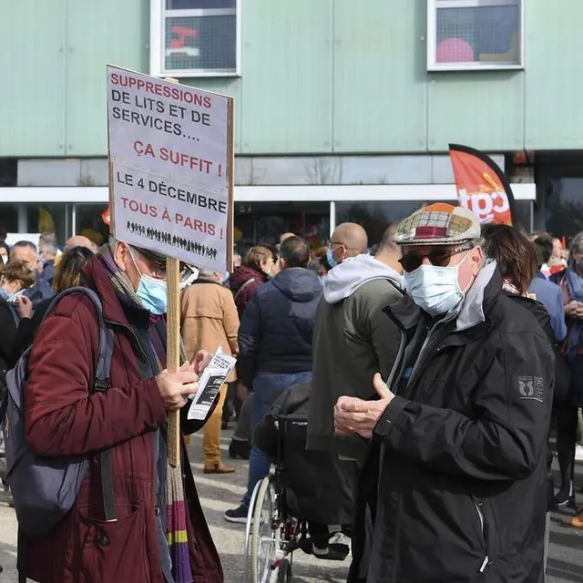 photo « il est important d’élargir la lutte, nous vous accompagnerons à paris le 4 décembre », a lancé daniel chevalier, à l’adresse de pascal grandet, de l’association audace 53.  ©  yvon loue