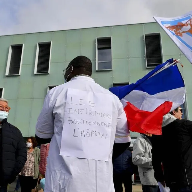 photo usagers et personnel soignant sur le parvis de l’hôpital pour une manifestation d’un genre inédit.  ©  yvon loue