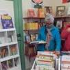 photo  annie et isabelle bénévoles au sein de la bibliothèque. 