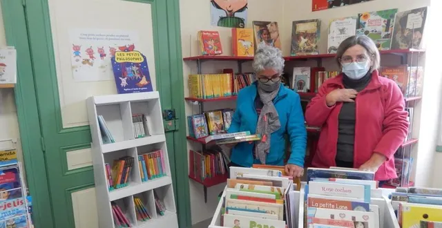 photo  annie et isabelle bénévoles au sein de la bibliothèque.  &copy;  le maine libre 