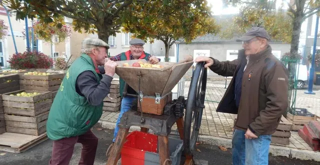 photo  l’attraction essentielle avec de chers compères et amis est la pression de pommes au sein d’un fameux pressoir qui date de plusieurs décennies.  &copy;  le maine libre 