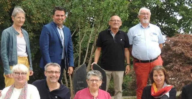 photo  le groupe de travail réuni après la réunion à la mairie.  &copy;  ouest-france 