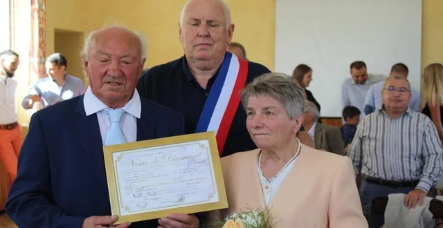 photo  le maire de courgains patrick manuel a officié pour les noces de diamant de marie noëlle et albert grelet.  &copy;  le maine libre 