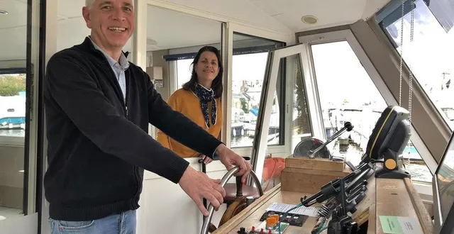 photo  geoffrey et lucile boureau aux commandes du sablésien ii, mercredi 20 octobre 2021, dans le port de sablé-sur-sarthe (sarthe).  &copy;  ouest-france 