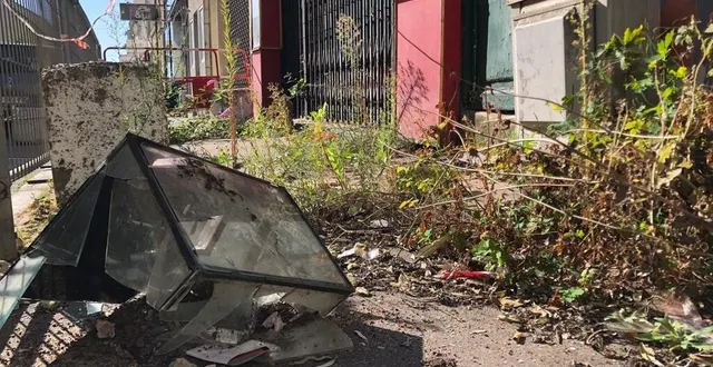 photo  devant l’ancien restaurant hong kong, rue nationale au mans (sarthe), le trottoir est devenu impraticable, voire dangereux, pour les piétons. ils doivent emprunter un passage protégé entre des barrières.  &copy;  ouest-france 