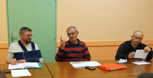 photo  le bureau du comité des fêtes autour de jean-louis tharreau, président réélu. 