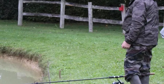 photo  dernier lâcher de truites de l’année ce samedi 23 octobre dans le plan d’eau.  &copy;  le maine libre 