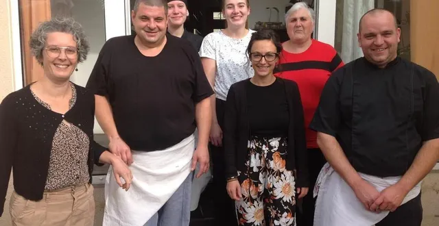 photo  de gauche à droite : marie beslu, arnaud cochelin, mélanie birebont (apprentie), chloé ricordeau, catherine charbonneau, liliane poirier, jérôme beslu.  &copy;  le maine libre 