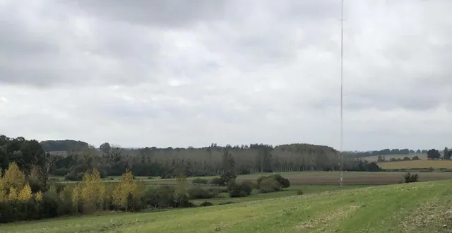 photo  un mât de mesure a été installé à l’emplacement des futures éoliennes.  &copy;  le maine libre 
