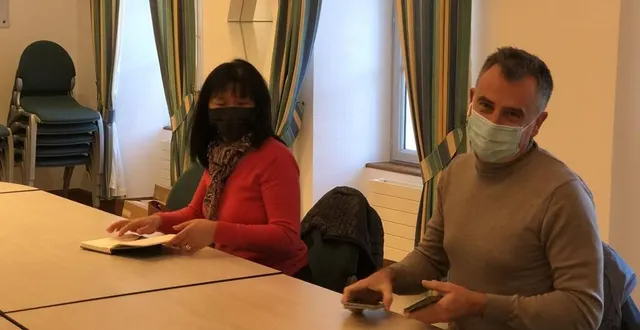 photo  philippe herbelin (à droite), propriétaire du château de montmirail, très investi dans la démarche de la nouvelle association contre les éoliennes aux portes du perche sarthois.  &copy;  le maine libre 