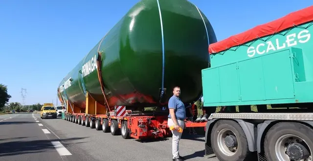 photo  brain-sur-allonnes, vendredi 24 septembre. parti de la flèche (sarthe) ce matin, le convoi exceptionnel fait escale ce week-end au bord de la rd 10.  &copy;  co – yvan georget 