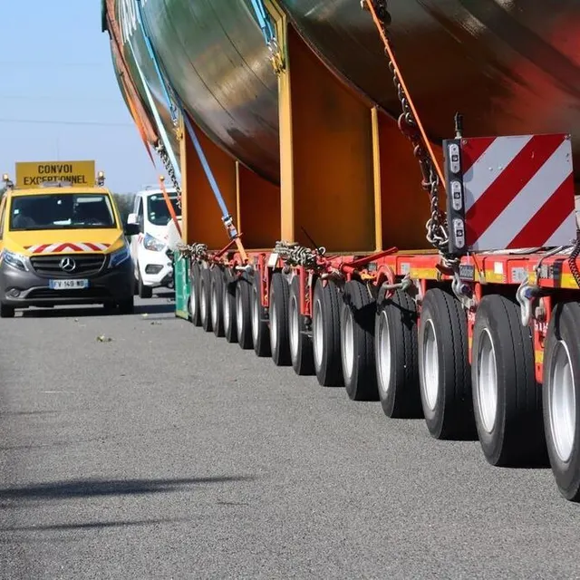 À elle seule, la remorque compte 112 roues réparties sur 14 essieux. CO – Yvan GEORGET photo à elle seule, la remorque compte 112 roues réparties sur 14 essieux. © co – yvan georget