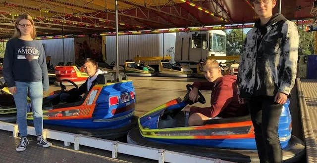 photo  le mans, le 23 octobre 2021. pour les ados, ici noémie, xavier, maxence et marine, le choix est restreint, mais les auto-tamponneuses restent une valeur sûre.  &copy;  le maine libre 