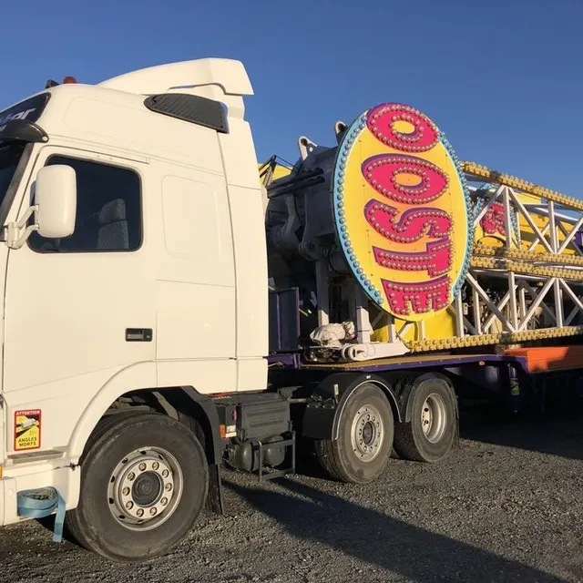 photo le booster, un manège à sensation est resté sur la remorque. trop haut pour être monté.  ©  le maine libre