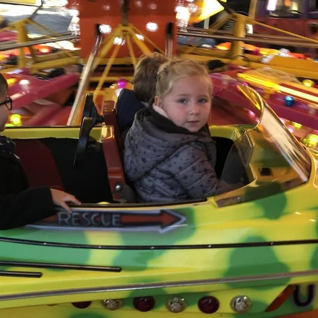 photo la jeune manon, heureuse dans son avion.  ©  le maine libre