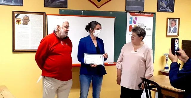 photo  mélanie masson, au centre, entourée par patrick laurendeau, vice-président de la fédération en charge de certaines activités sportives, et marie ange bazin, présidente du comité départemental de la fscf.  &copy;  ouest-france 