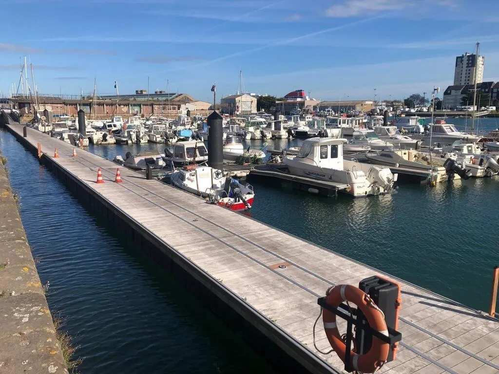 CherbourgenCotentin. Une voiture sur le toit dans le port, l’automobiliste tombe à l’eau
