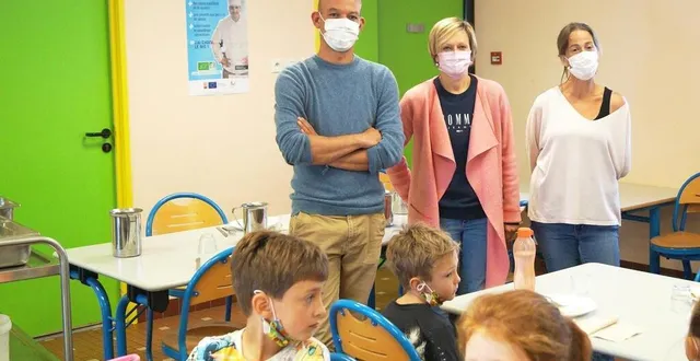 photo  clément gomez, le chef cuisinier ; sandrine sénéchal, l’exploitante de la ferme autrement, reçus par stéphanie gallot, à droite, responsable du centre de loisirs.  &copy;  ouest-france 