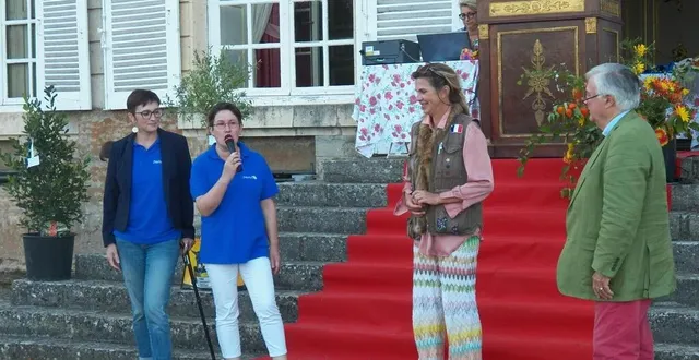 photo  fabienne et estelle, représentantes de l’association leucémie espoir 72 ont remercié les organisateurs et les donateurs avec beaucoup d’émotion.  &copy;  le maine libre 