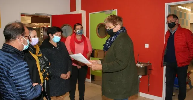 photo  dans le cadre de la charte « qualité et proximité » des pays du mans, la cantine a reçu sa première fleur, vendredi. cette récompense vient saluer le travail de toute l’équipe de la cantine en valorisant des denrées locales, bio et le circuit court.  &copy;  ouest-france 