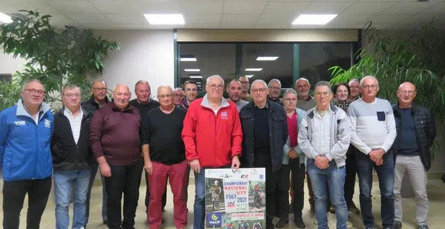 photo  xavier raynaud, responsable, et joël jarossay, adjoint (portant l’affiche), avec les membres de la commission cycliste fsgt sarthe et du club asl du cse renault réunis vendredi 22 octobre pour les derniers préparatifs du championnat national.  &copy;  le maine libre 