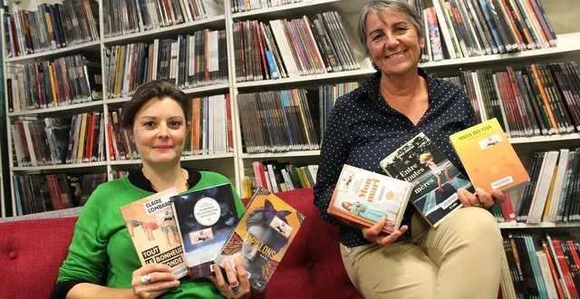 photo  alexia jorez, bibliothécaire, et yvette marçais, responsable de la médiathèque intercommunale du pays sabolien, présentent les livres en sélection pour le prix fictionnez vous 2021-2022.  &copy;  ouest-france 