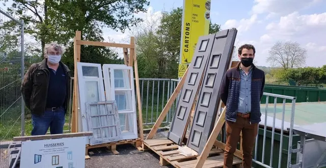 photo  jérôme charbonnel, directeur de l’association revie-verre, et david georget, vice-président du sisto lors de l’ouverture du service de recyclage des portes et fenêtres par la déchetterie du lion-d’angers en avril 2021  &copy;  ouest-france 