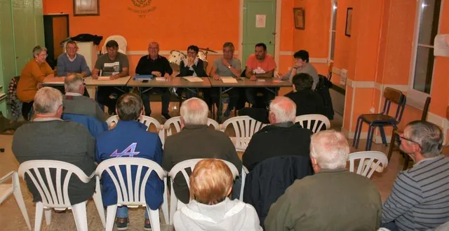 photo  l’assemblée à l’écoute du président alain tronchet.  &copy;  le maine libre 