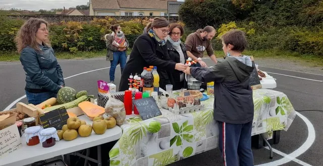 photo  les brochettes de bonbons ont également eu du succès.  &copy;  le maine libre 