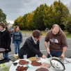 photo  les parrains de l’école publique de souligné ont organisé leur marché d’automne vendredi sur le parking de l’école marius coutard. ils y ont vendu des produits de saison (pommes, châtaignes, noisettes et noix) et des fabrications maison (confitures, gâteaux, crêpes et vin chaud). caroline ricou, présidente, élodie david secrétaire, et marion fraipont, trésorière, ont lancé la vente de sapins, les inscriptions sont prises jusqu’au 6 novembre. les livraisons seront faites le matin du marché de noël, le 5 décembre. contact : peps.souligneflace@gmail.com 