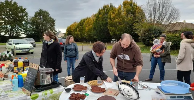 photo  les parrains de l’école publique de souligné ont organisé leur marché d’automne vendredi sur le parking de l’école marius coutard. ils y ont vendu des produits de saison (pommes, châtaignes, noisettes et noix) et des fabrications maison (confitures, gâteaux, crêpes et vin chaud). caroline ricou, présidente, élodie david secrétaire, et marion fraipont, trésorière, ont lancé la vente de sapins, les inscriptions sont prises jusqu’au 6 novembre. les livraisons seront faites le matin du marché de noël, le 5 décembre. contact : peps.souligneflace@gmail.com  &copy;  ouest-france 
